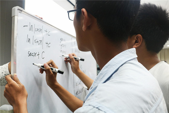 20170927英国威廉集团2017年走好大学第一步系列活动第一场公开宣讲课圆满举行 (4)_副本.jpg