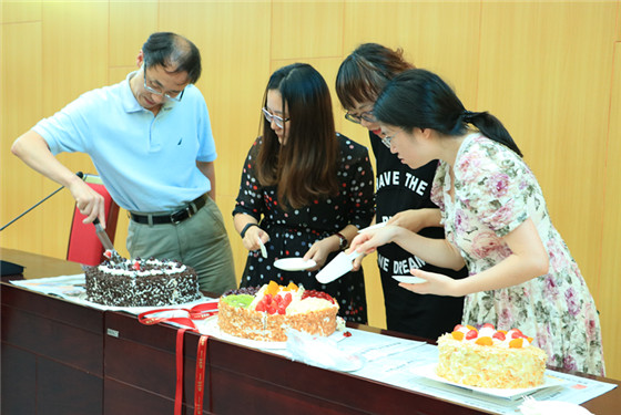 1a81f0bc7b677e0eb686e9277192982c.jpg 20170921英国威廉集团举办2017年第三季度教职工生日集体庆祝活动 (18)_副本.jpg