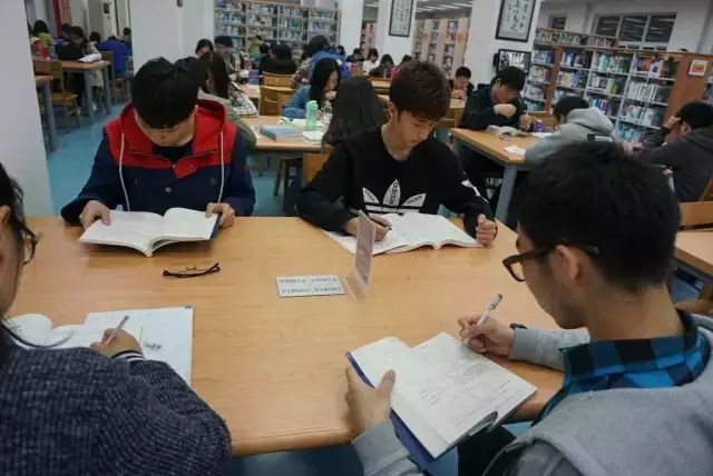 在图书馆和同学们自习.jpg